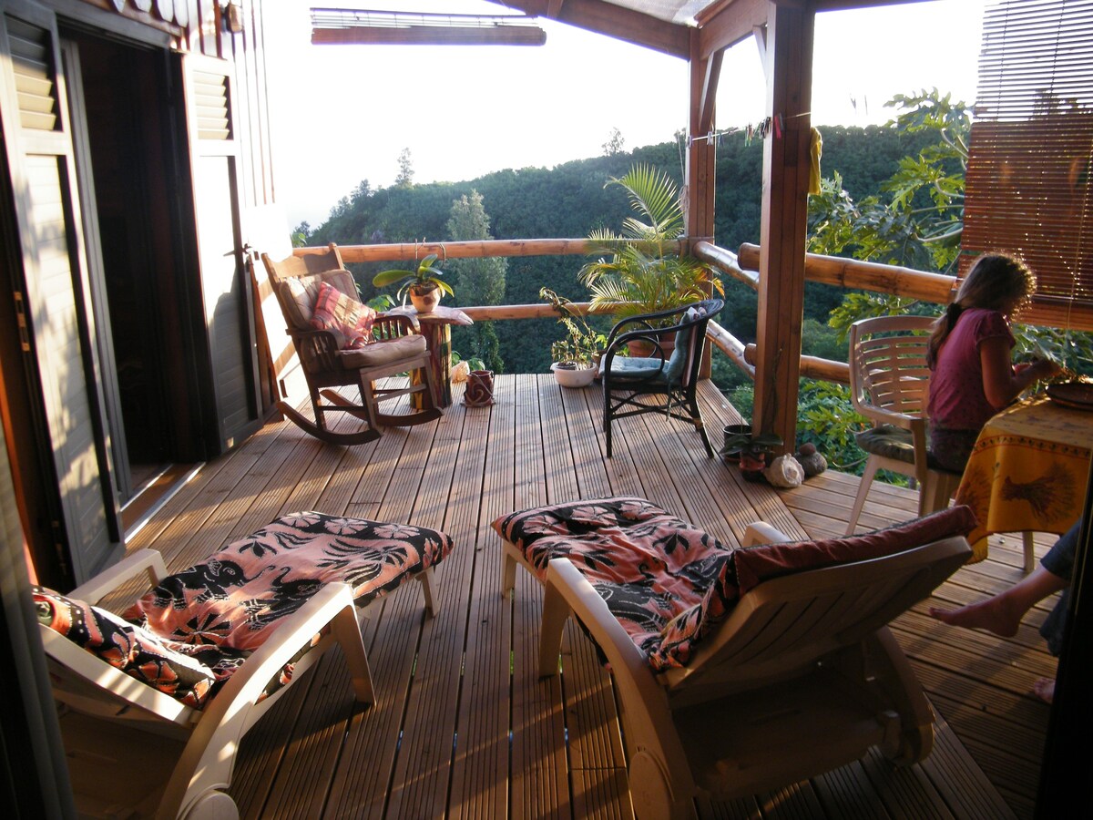 Chambre dans maison bois vue ravine et mer AVIRONS