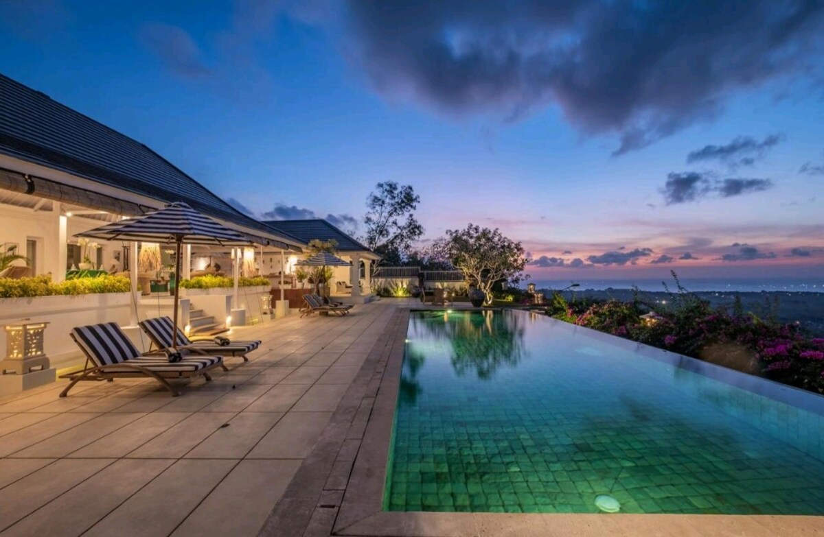 位于巴厘岛的壮丽海景别墅。
