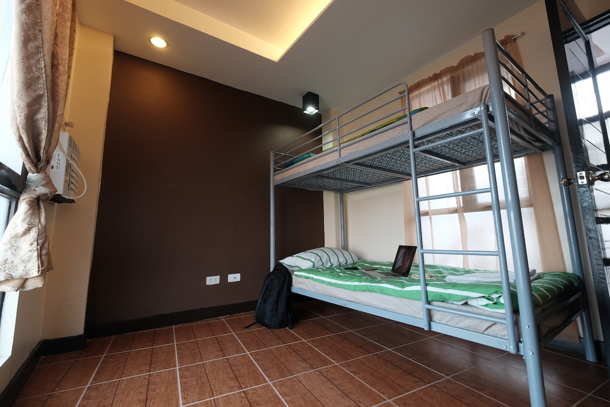 单间公寓4 ：靠近SM、标准双人床、无线网络、干净舒适