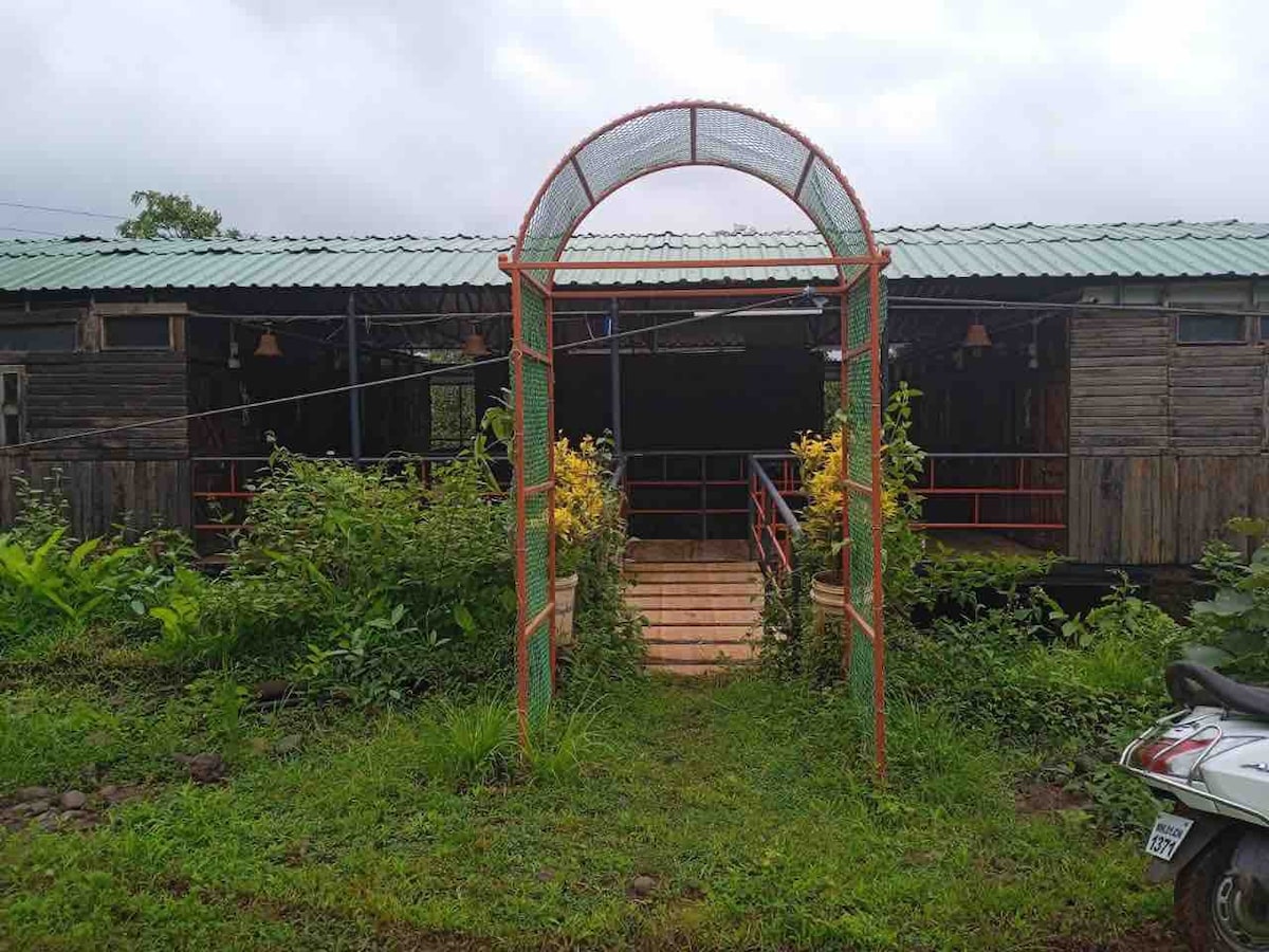 Quaint Cabin Riverside Farm Stay