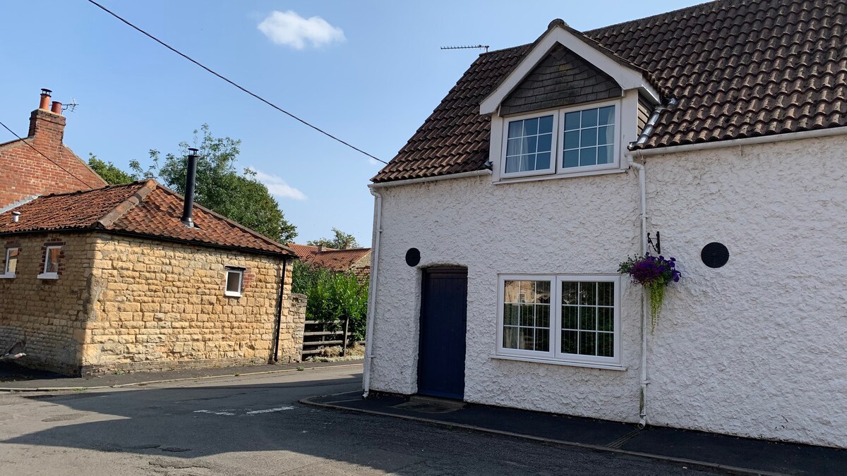 Black Horse - Warm & cosy country cottage