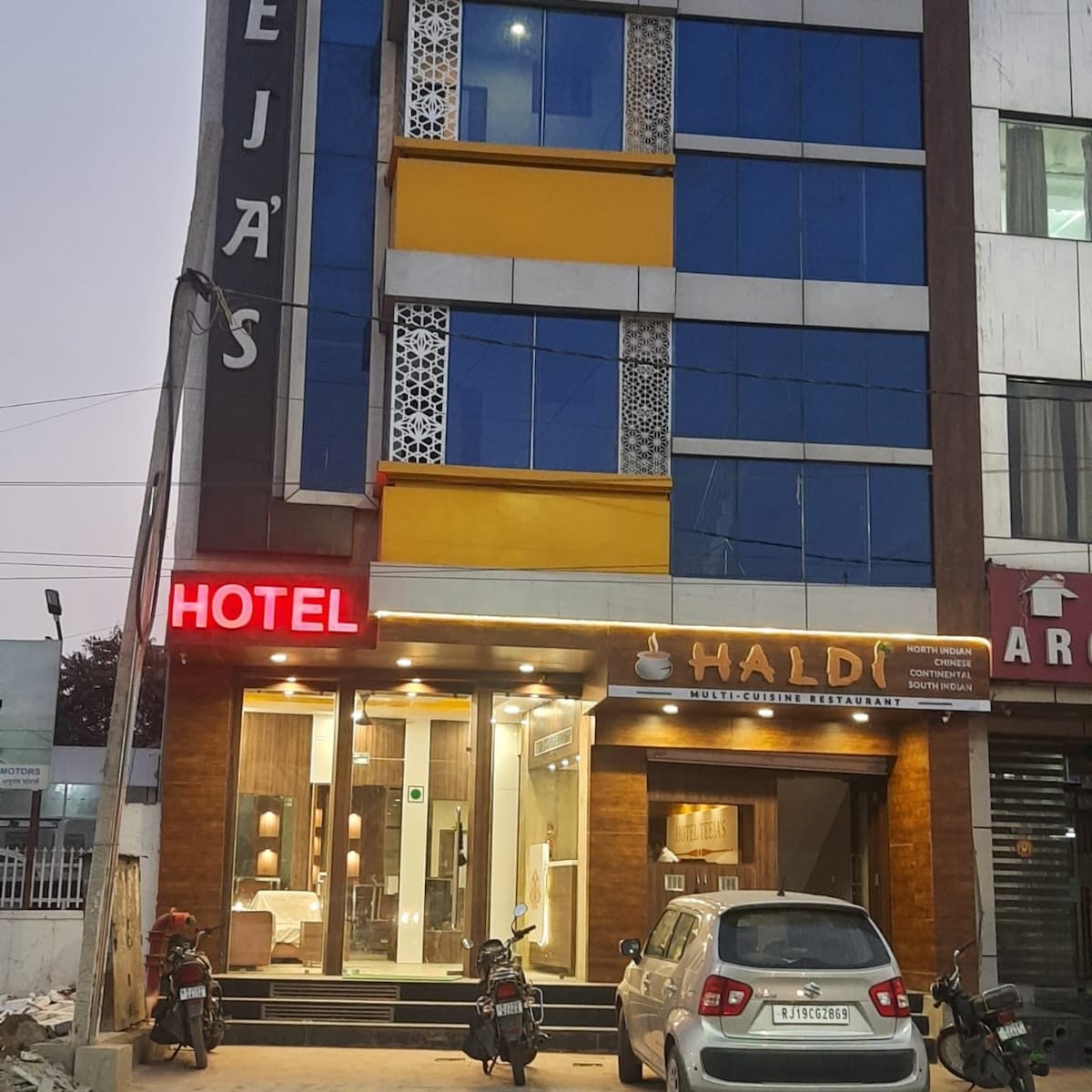 Hotel Teeja's Aiims Road - Deluxe Room with Toilet