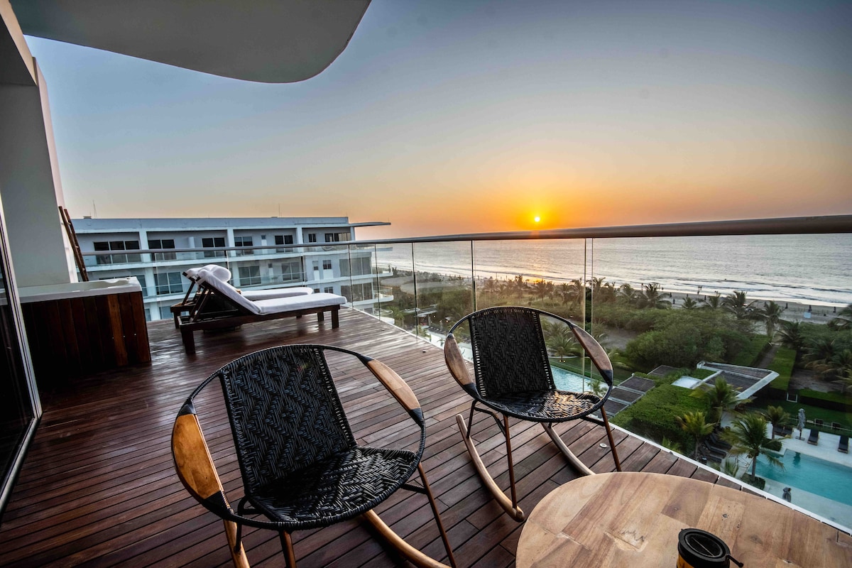 Penthouse, Steps to the Beach