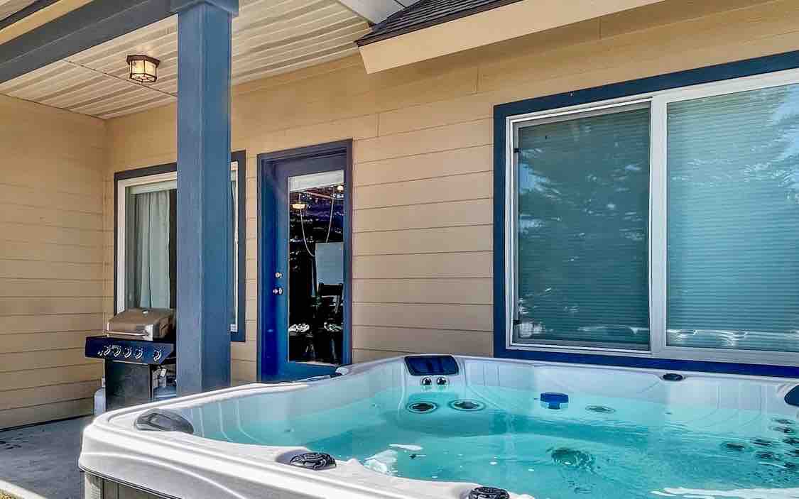 Sweet Donnelly Getaway with Hot Tub and Game Room!