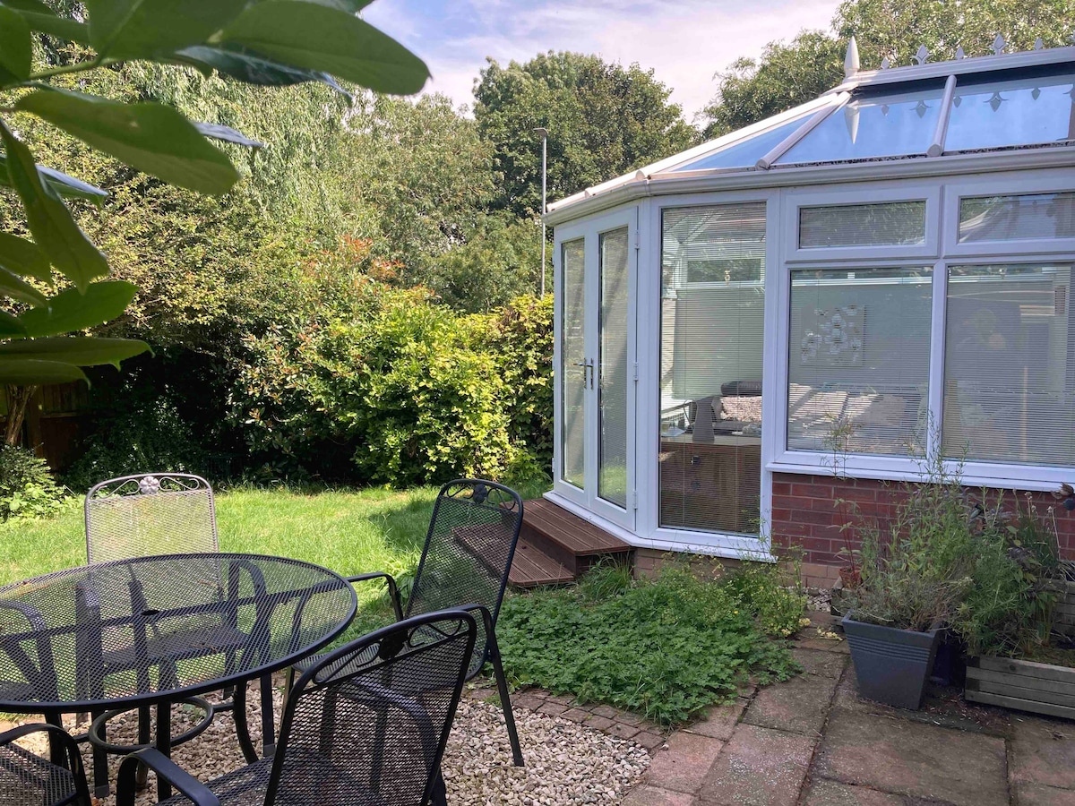 Country holiday home nr Leicester, enclosed garden