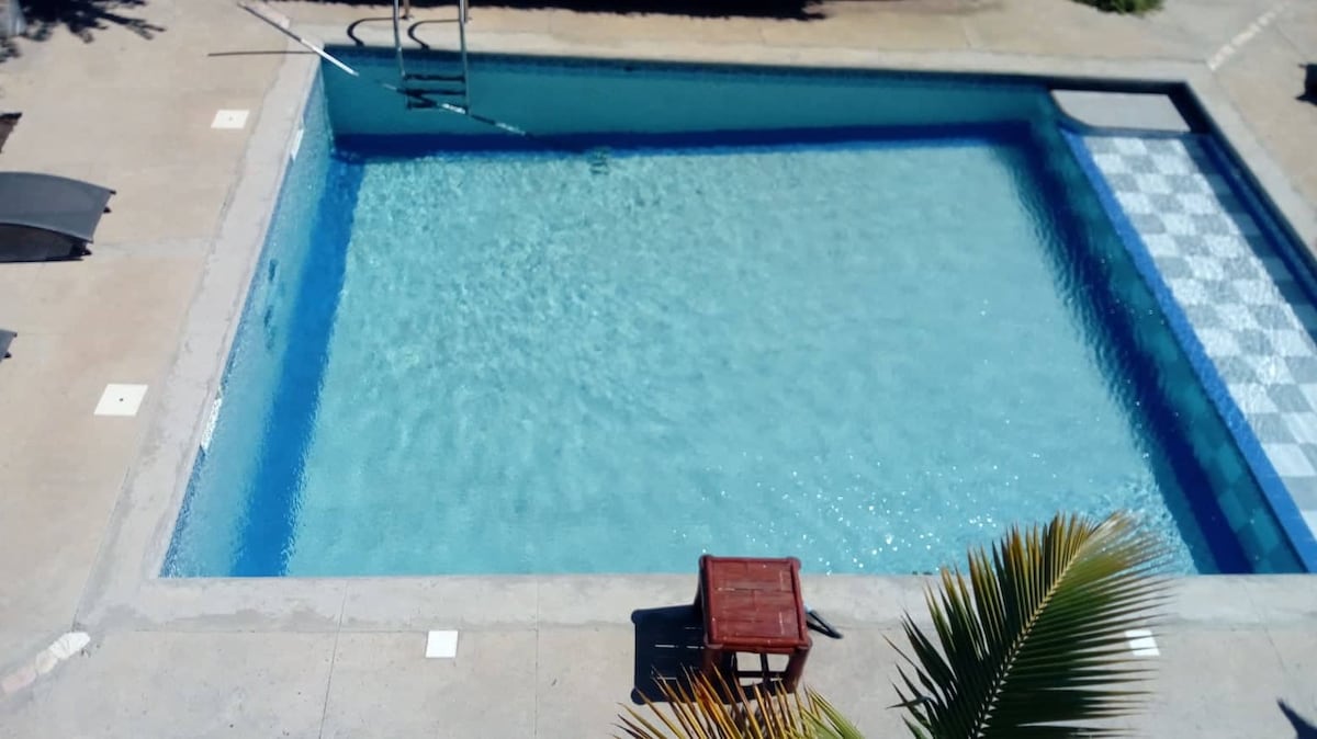 Haut de la villa avec piscine les pieds ds l'eau