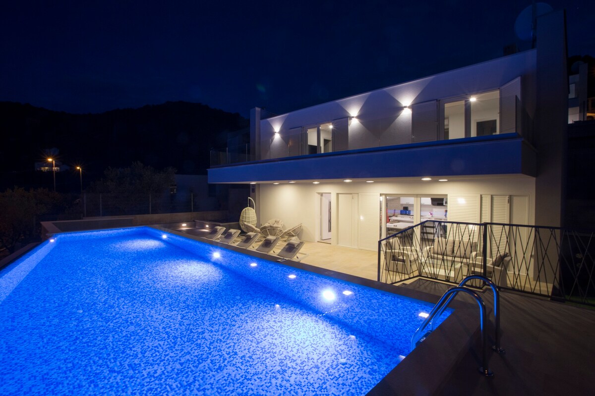 Luxury Blue Villa Diamond with Private Pool Vis