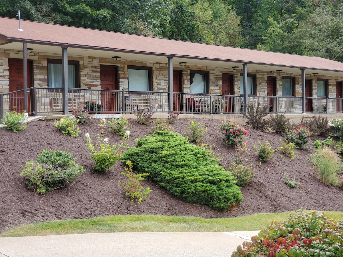 Jefferson Hills Motel Hot Tub Suite