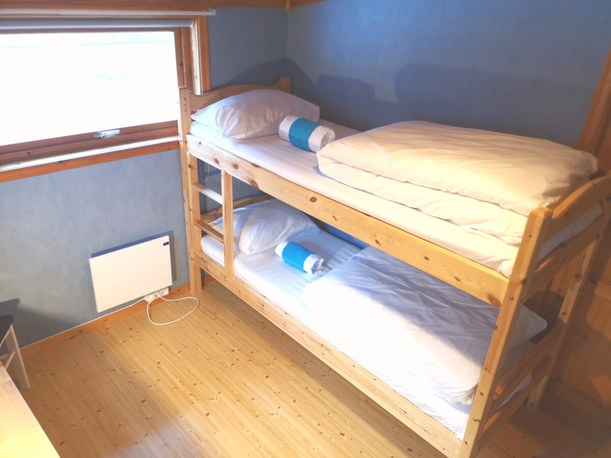 双层床卧室，可供2人入住。 自助入住，合住房源