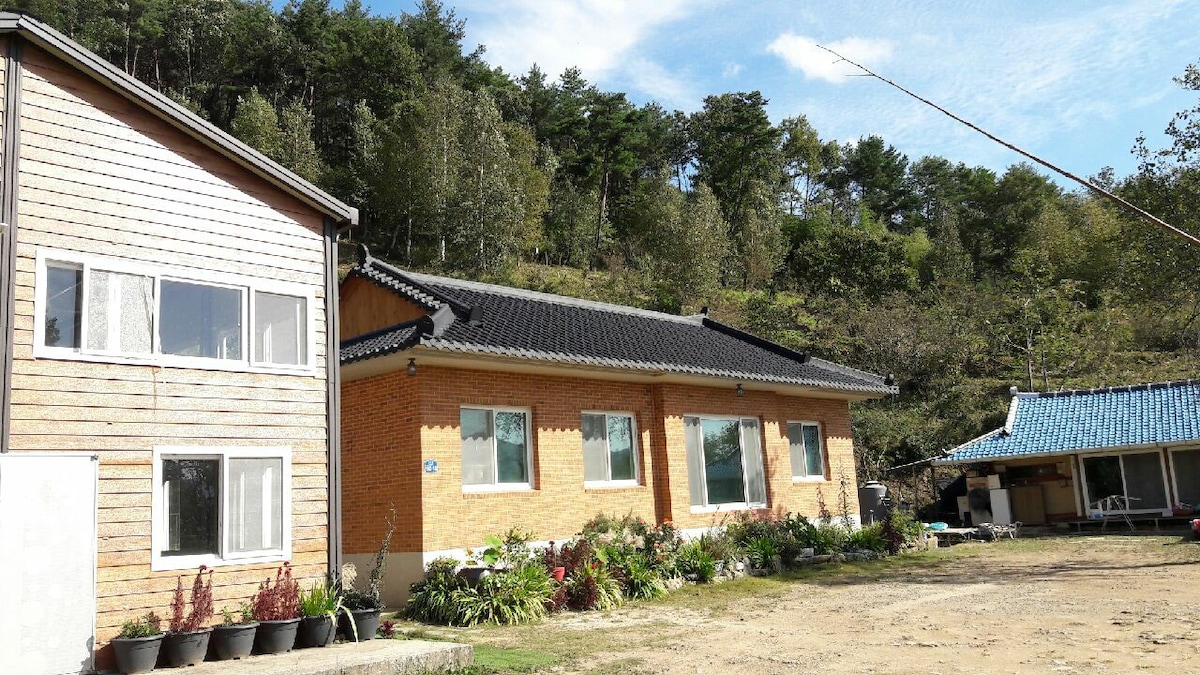 Cheonghak Igol住宿和早餐。公寓式室内结构小屋仅限使用30平见。仅限夏季的儿童游泳池
