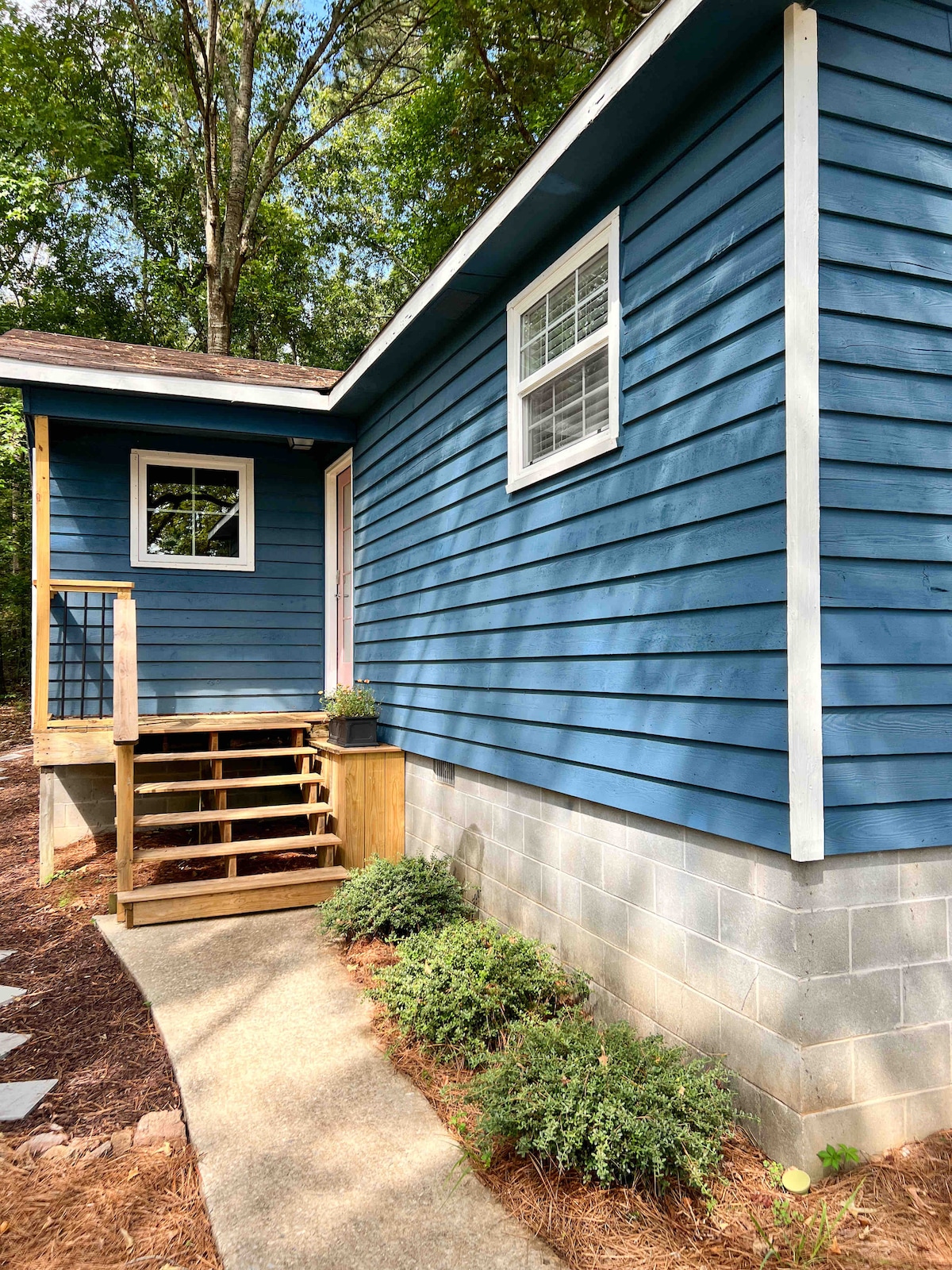 Cozy 2-Bedroom - The Caroline  -  Dogs Allowed!