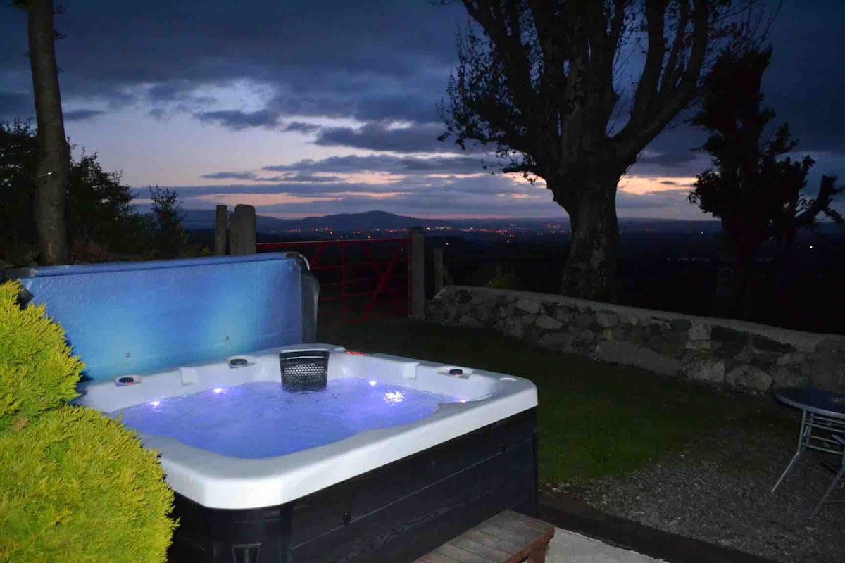 摩恩山脉附近的爱尔兰小屋和热水浴池