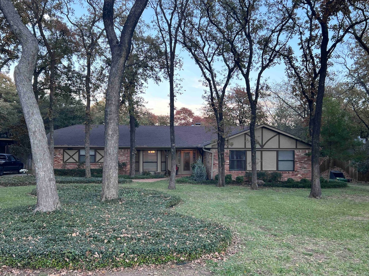 带游泳池的Shady Oaks Retreat ， Keller TX