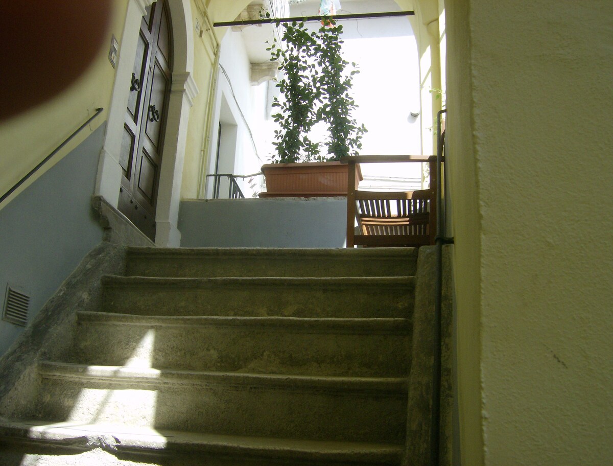 公寓距离波波利（ Popoli ） 5公里，带露台和楼梯