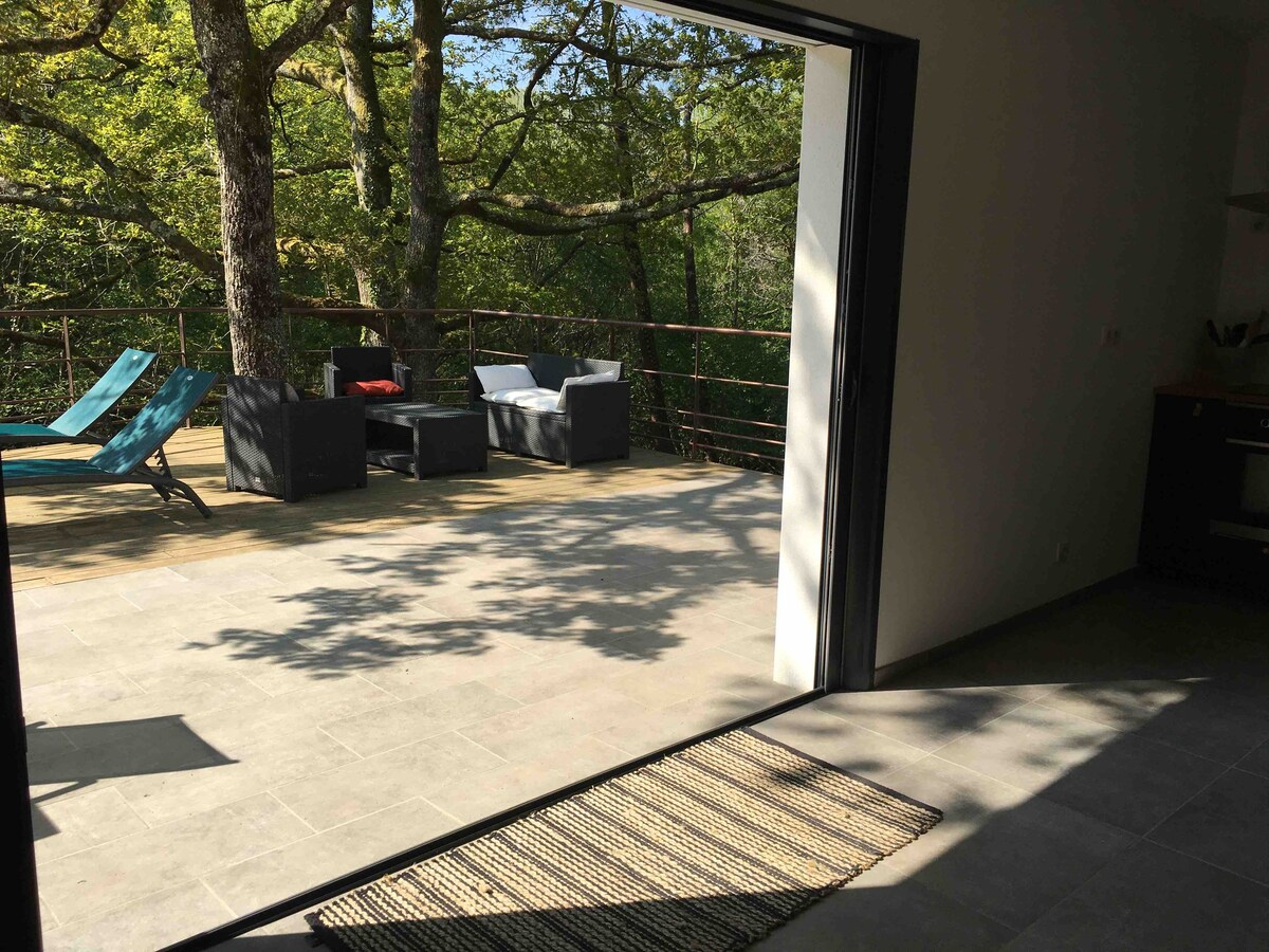 En  forêt  maison avec piscine proche des plages