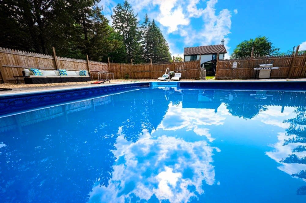 现代农舍的私人泳池和热水浴缸绿洲