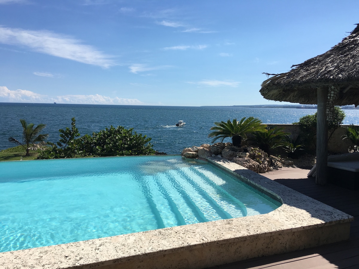 Casa dentro de la cuidad con piscina frente al mar