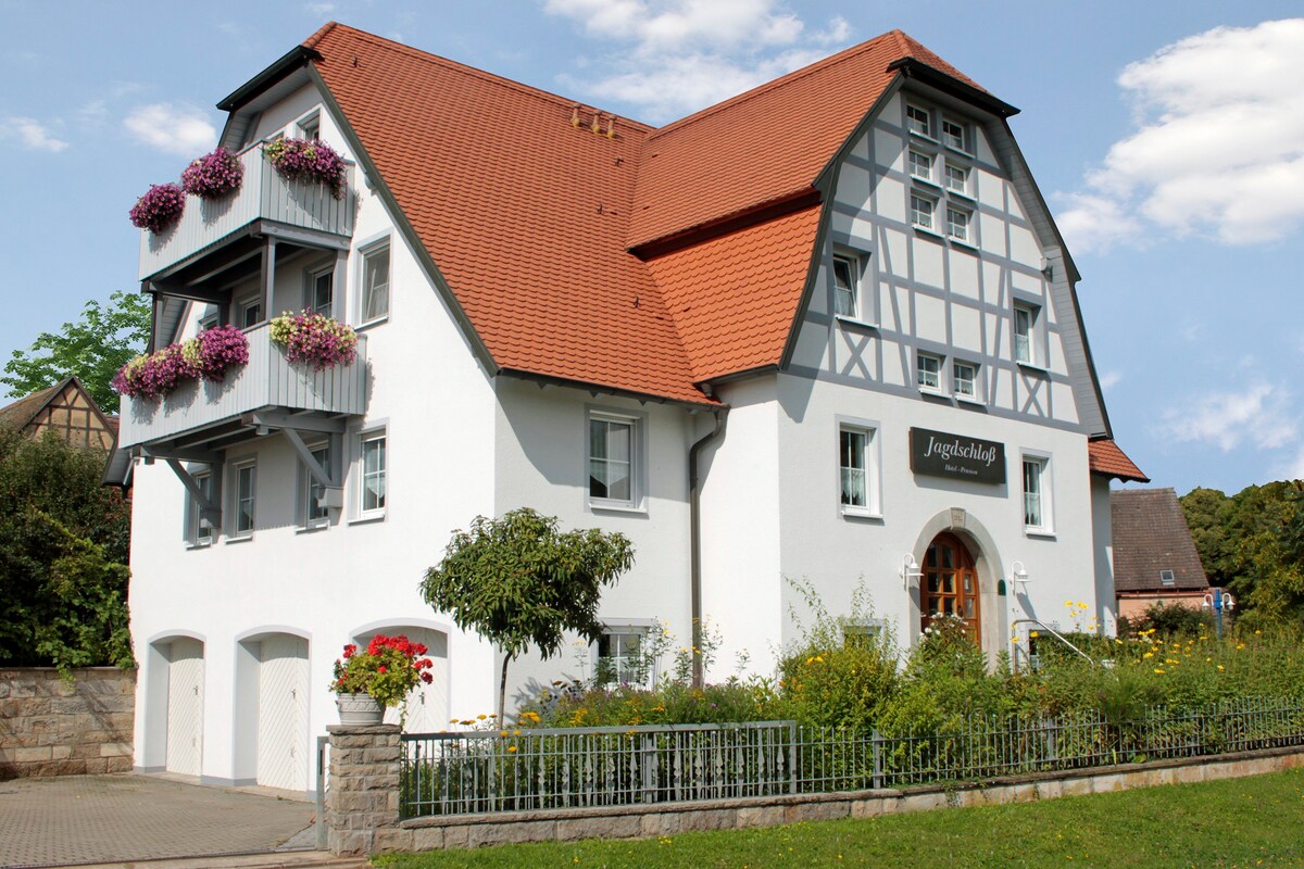 Landhotel Jagdschloss (Windelsbach), Zimmer 21 - Steinbock mit freiem Blick auf Wald, Feld und Wiesen