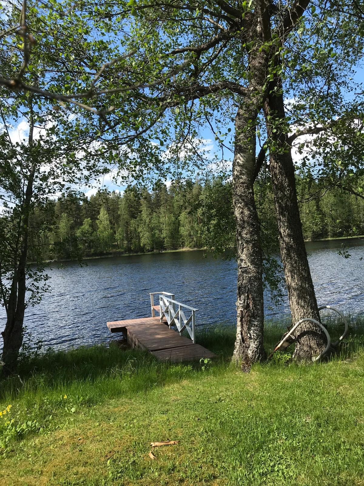 湖边的木屋/Hirsimökki järven rannassa