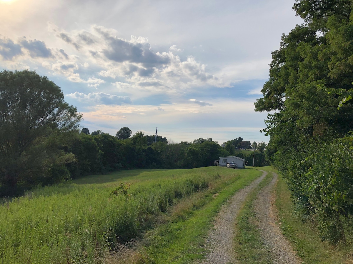 PRIVATE COUNTRY HOME, CLOSE TO TOWN.