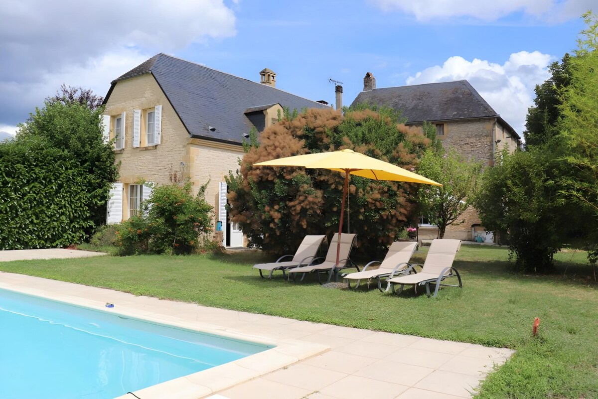 Stone guesthouse with Pool in heart of the village