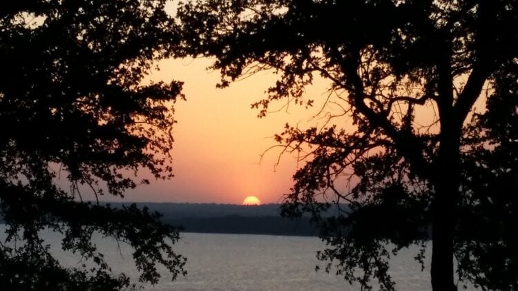 欣赏布里奇波特湖（ Lake Bridgeport ）美丽的日落景色