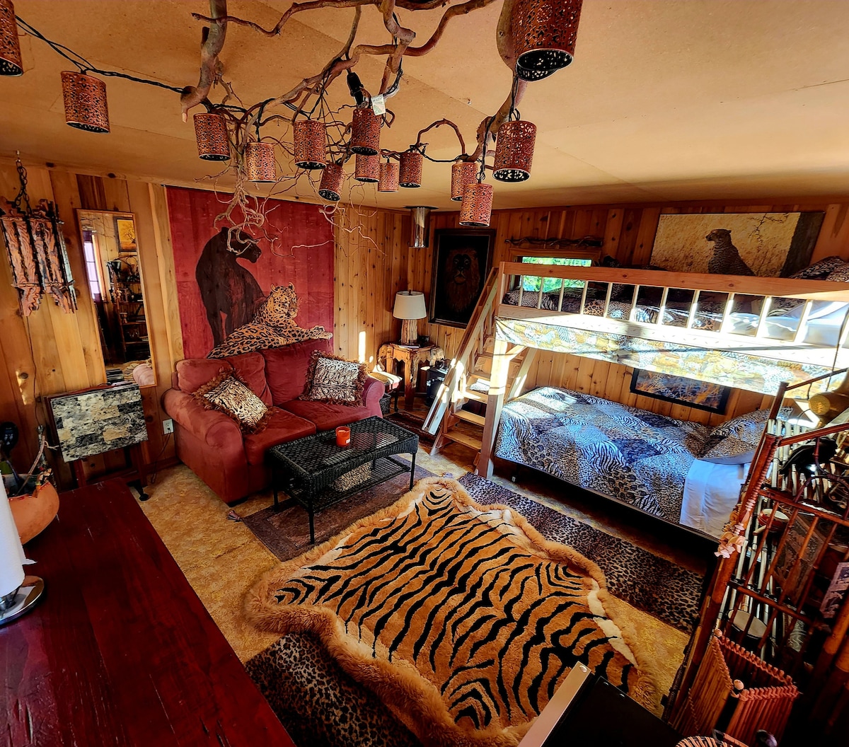 Tiny Safari Cabin by Ashford and Mt.Rainier