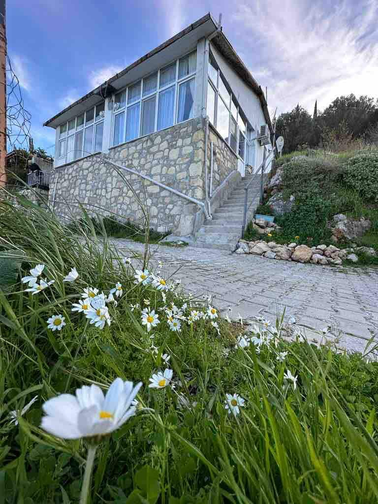 Panoramik Manzara Eşliğinde Köy Evi