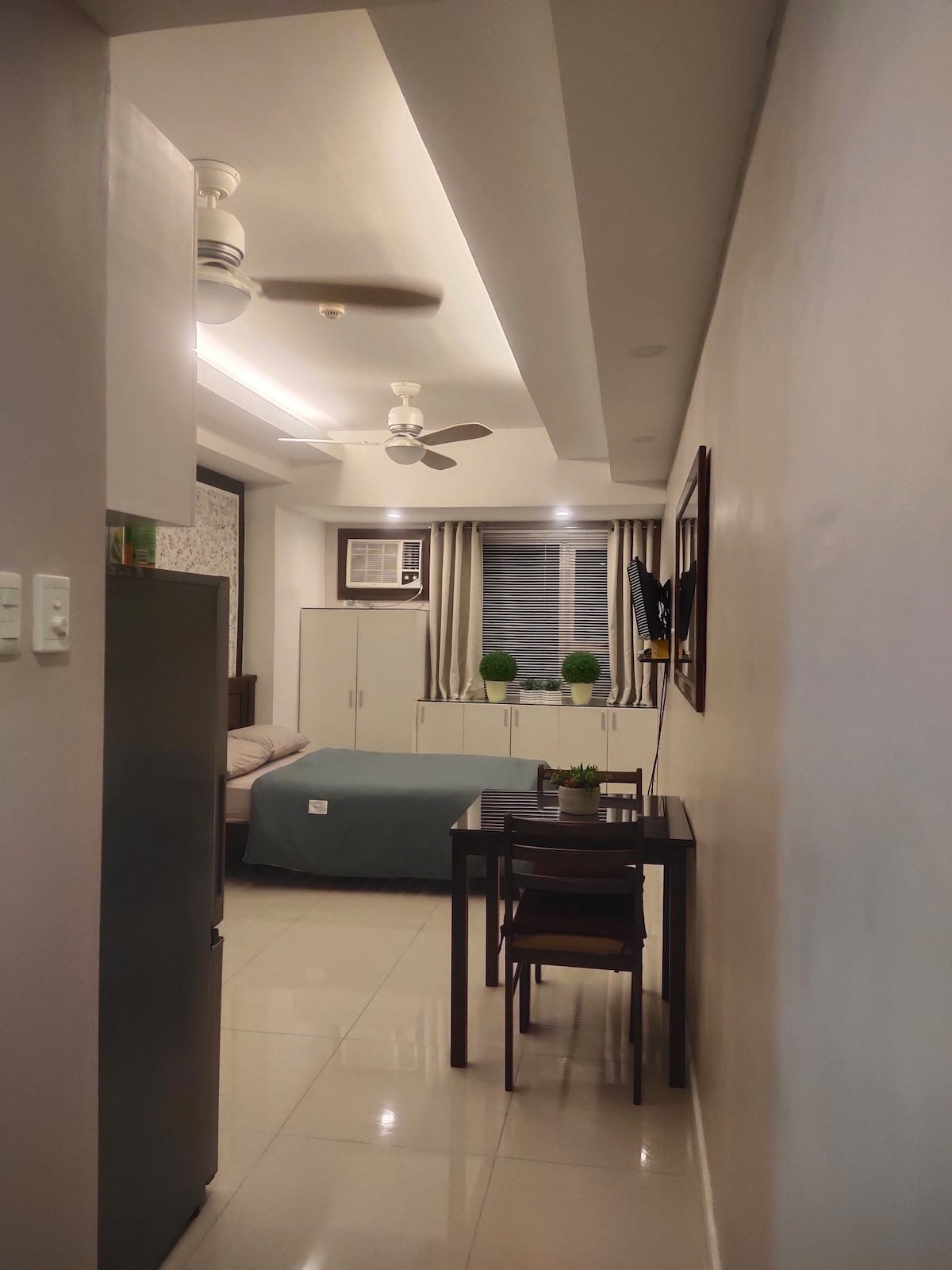 位于马尼拉大都会奥蒂加斯的公寓，
家具齐全。