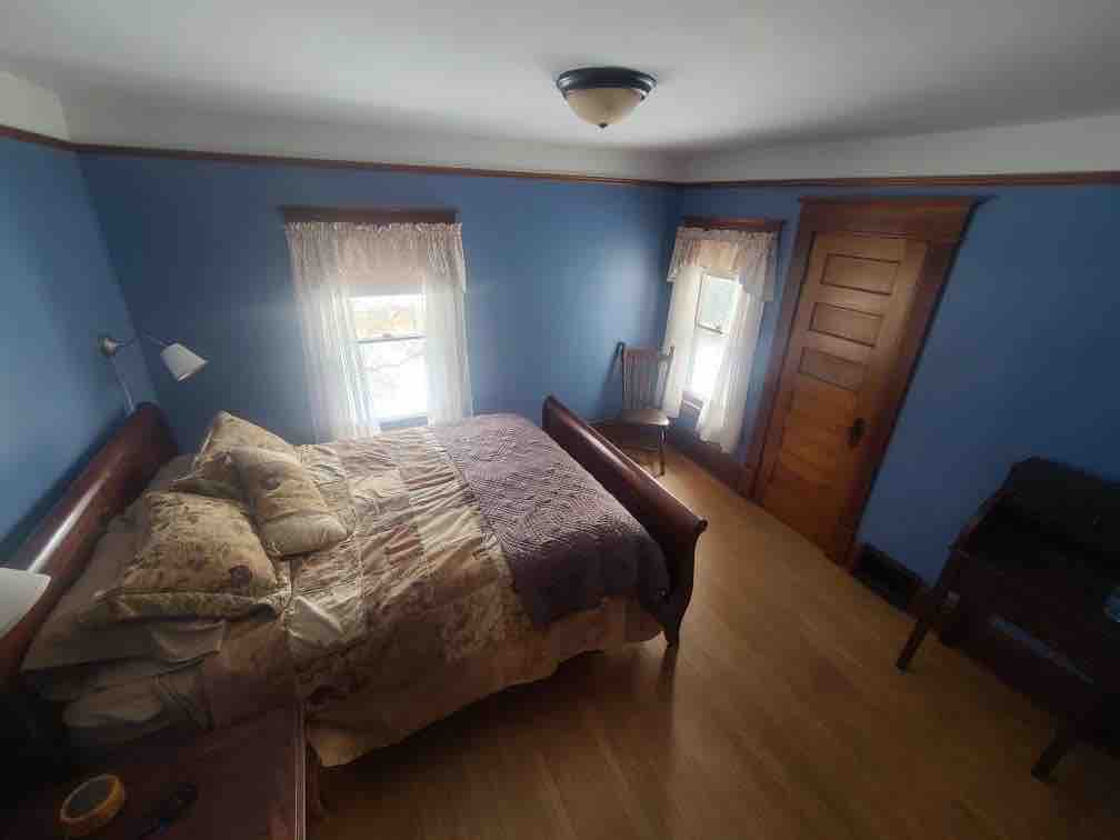 深蓝色房间，位于历史悠久的四平方房屋内。