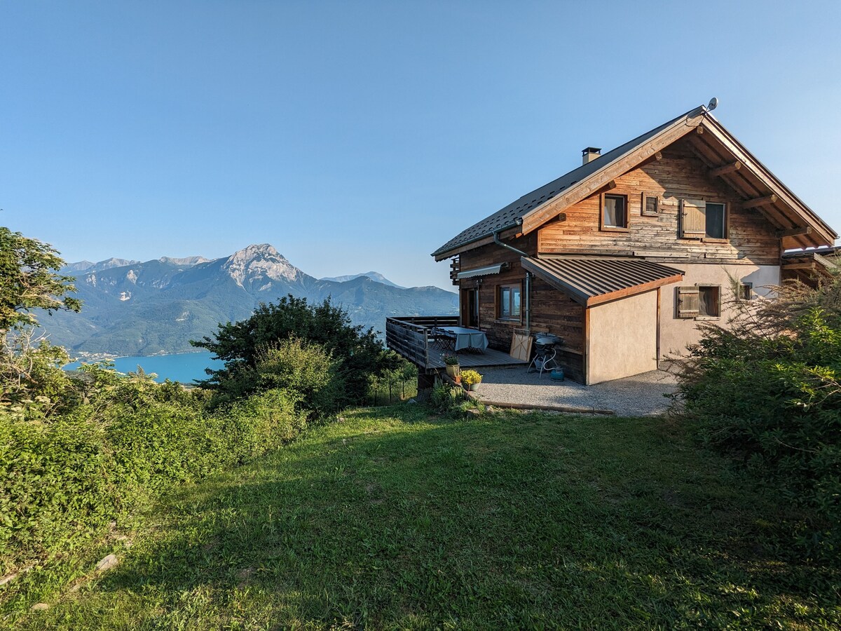 Chalet bois bioclimatique dominant lac et montagne