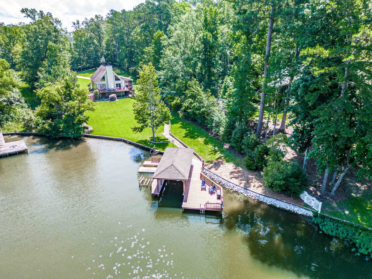 Lake Sinclair Family Getaway - kayaks and fire pit