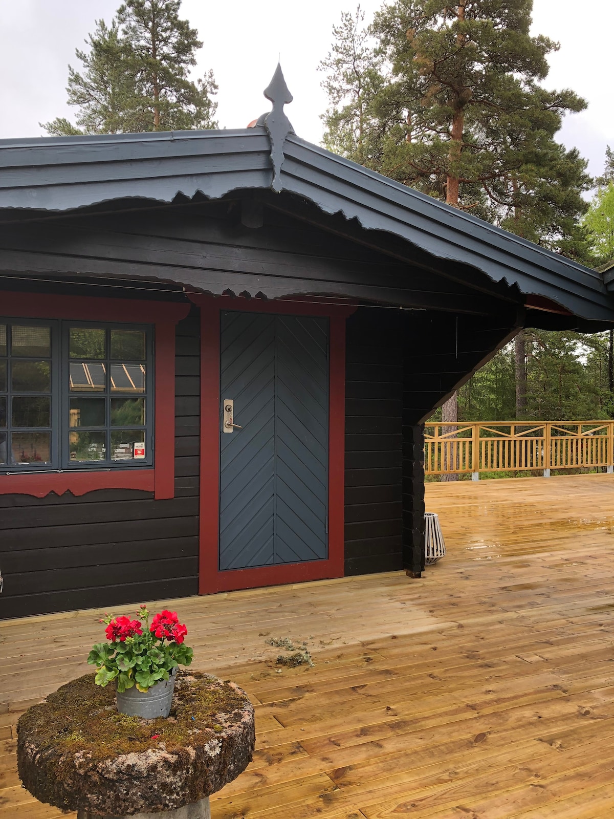 Vänern湖附近带按摩浴缸的2/2木质小屋