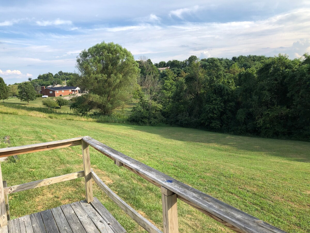 PRIVATE COUNTRY HOME, CLOSE TO TOWN.