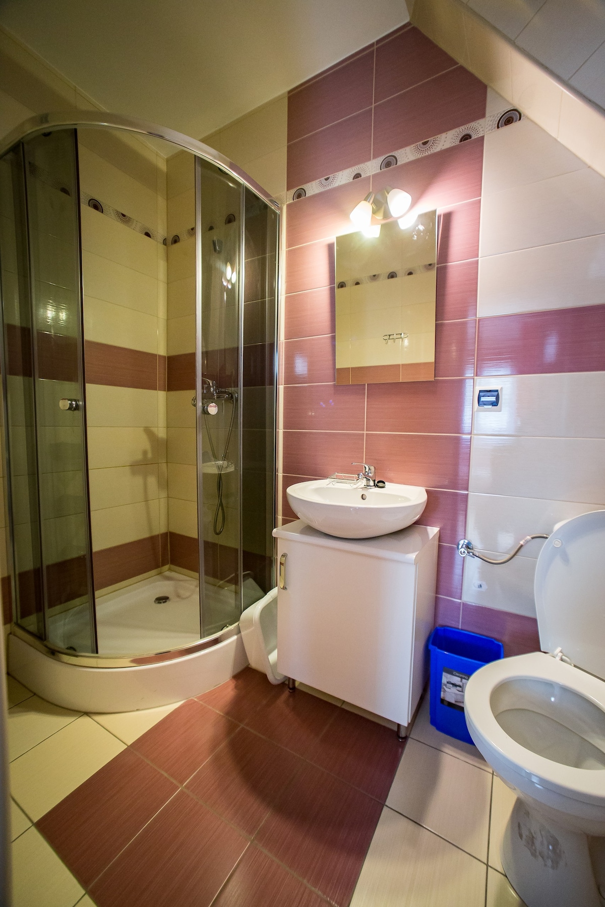 Pokój 4 osobowy z łazienka oraz widokiem na Tatry