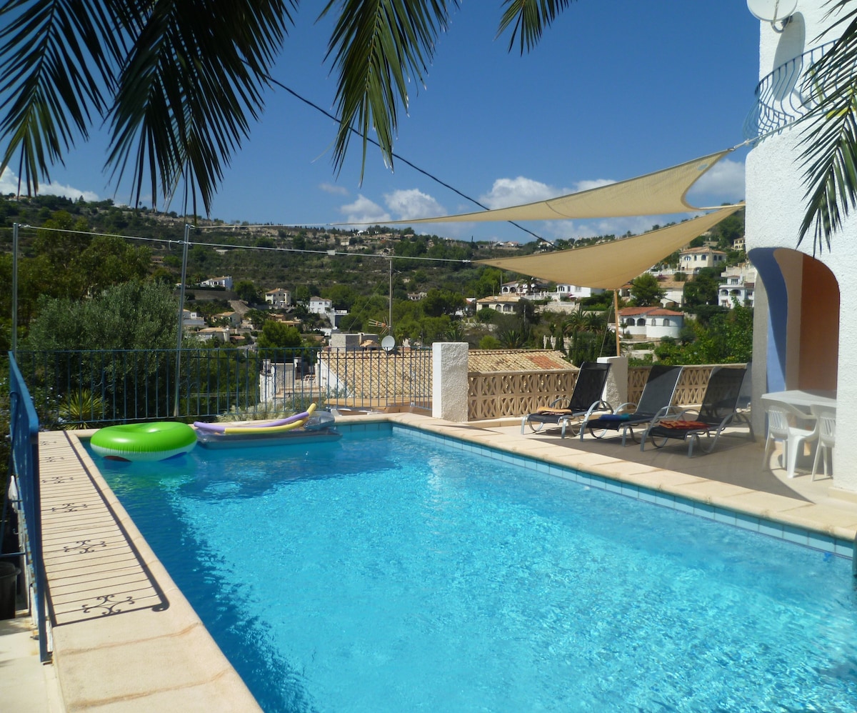 Villa with Private Heated Pool Wifi AC beach at2km