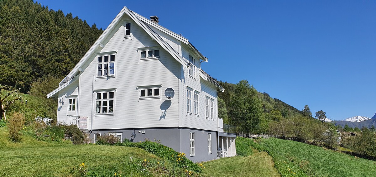 Irenegarden - Fjord view holiday home