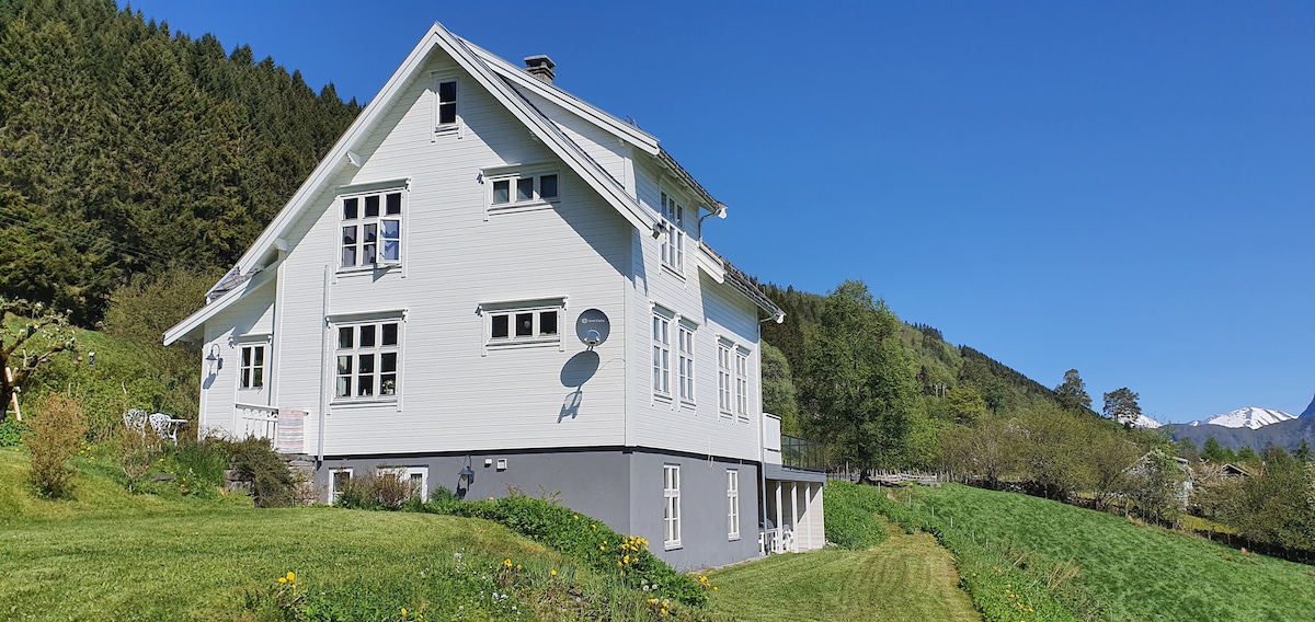 Irenegarden - Fjord view holiday home