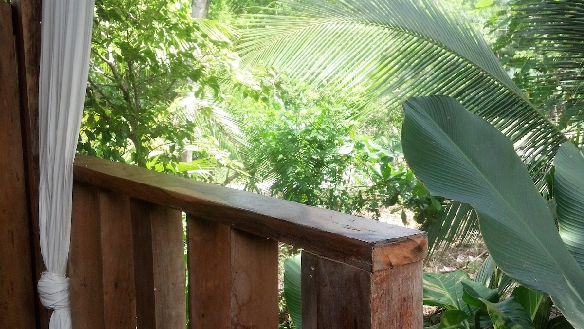 Treehouse bedRoom.BEACH 100 meters in the jungle