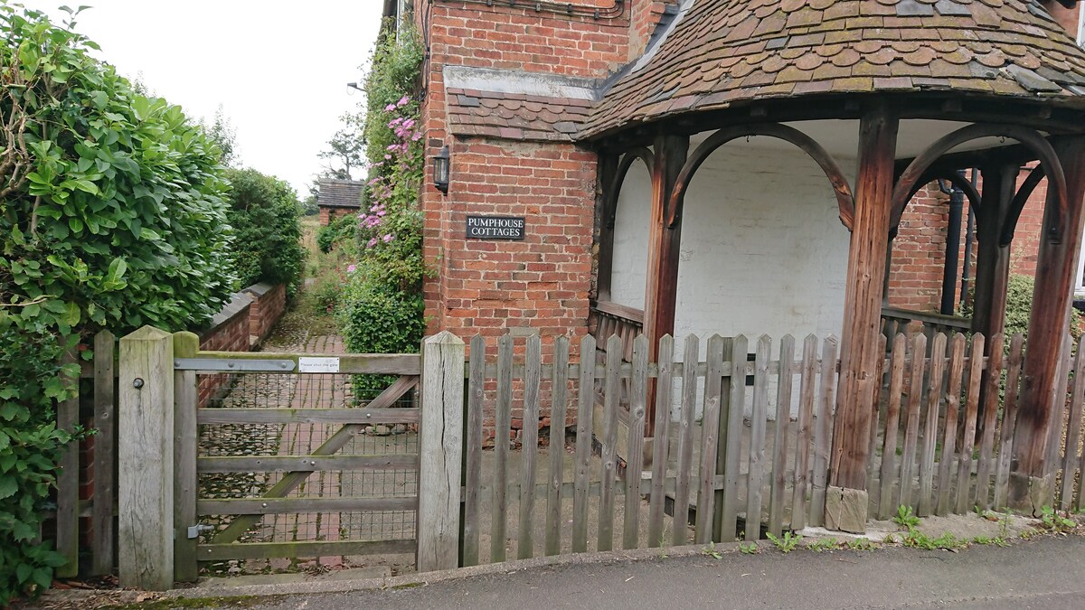 1 Pumphouse Cottages Longford-Period Cosy Cottage