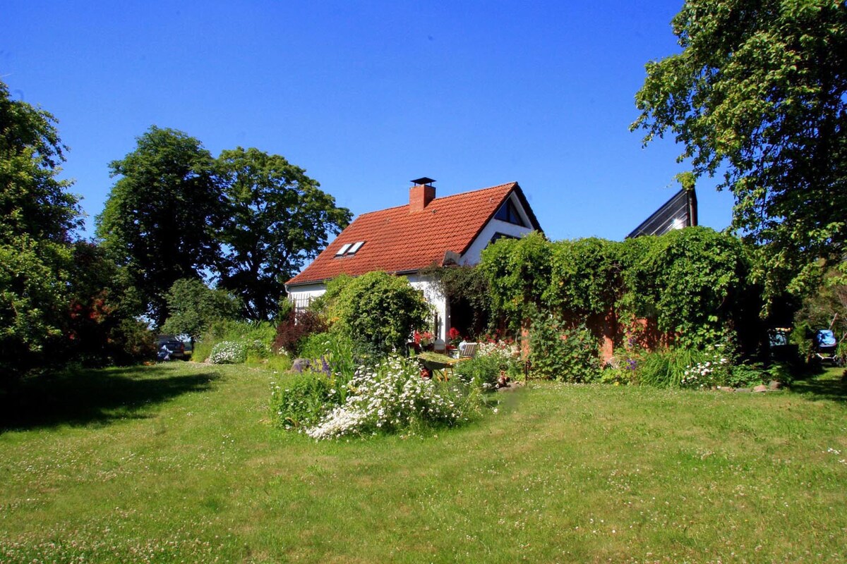 Schönes Haus und schöner Garten