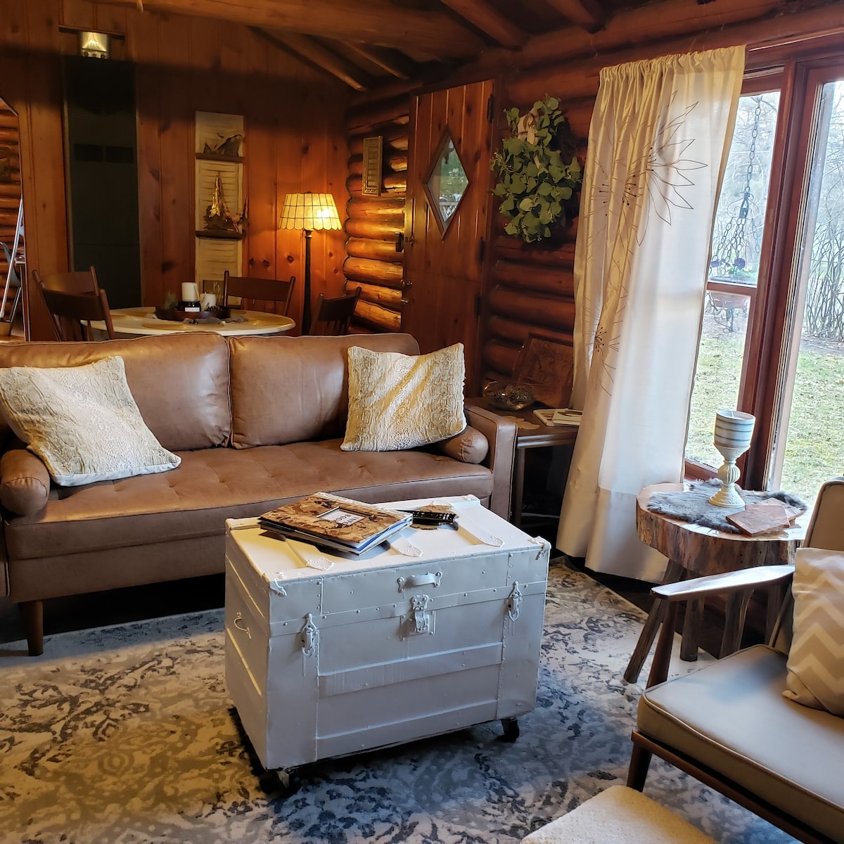 Cozy Urban Cabin Clare -Log home sleeps 5