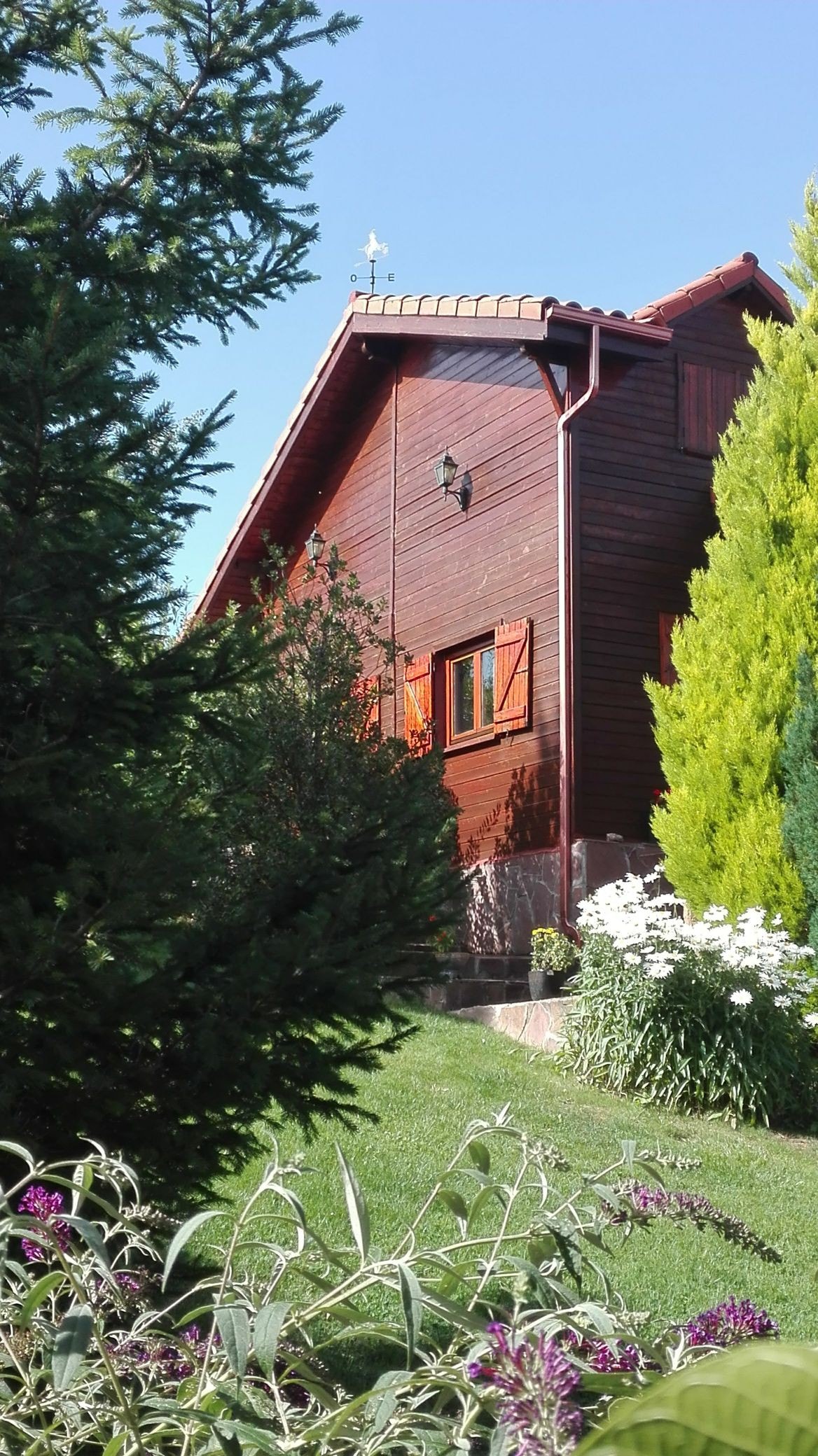 Preciosa casa de madera con vistas a la sierra