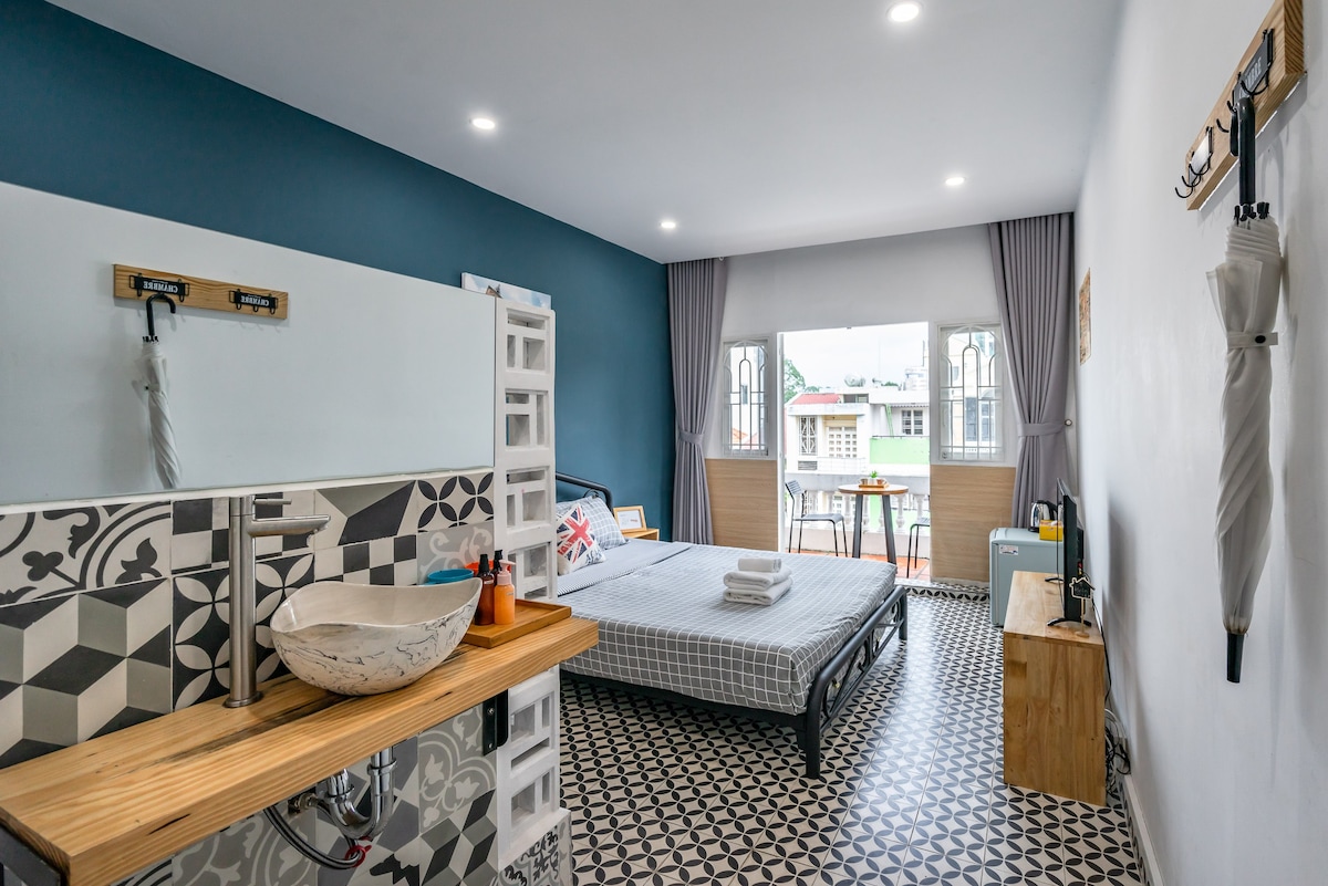 Stylish Room with Private Balcony in Saigon NBK301