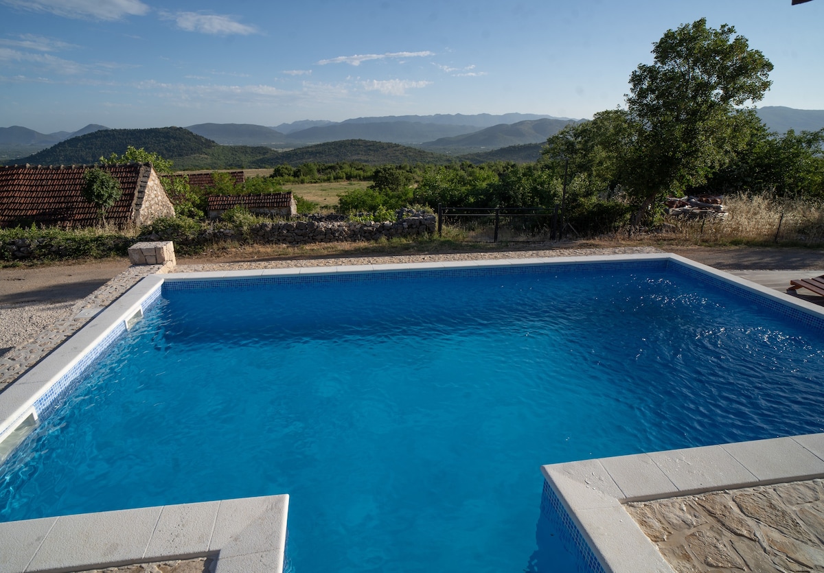 Peaceful Villa Silente with hills view