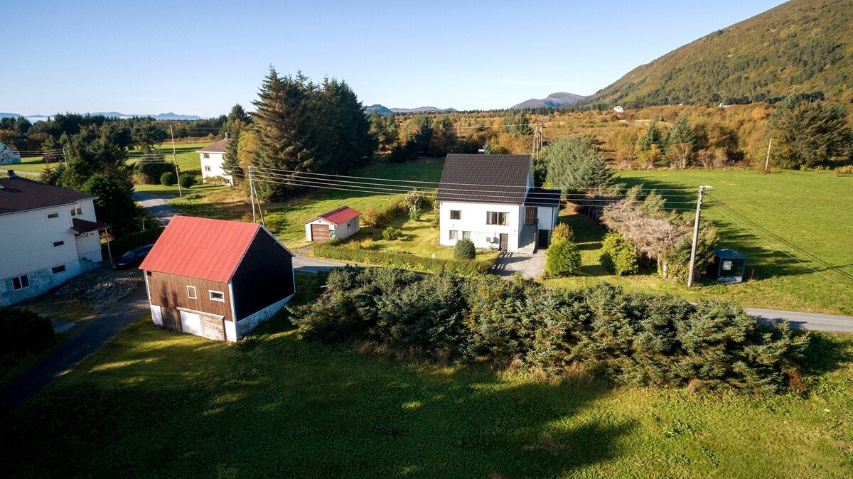 斯库洛亚（ Skuløya ）的房子，靠近奥莱松（ Ålesund ） ，是一座田园诗般的岛屿