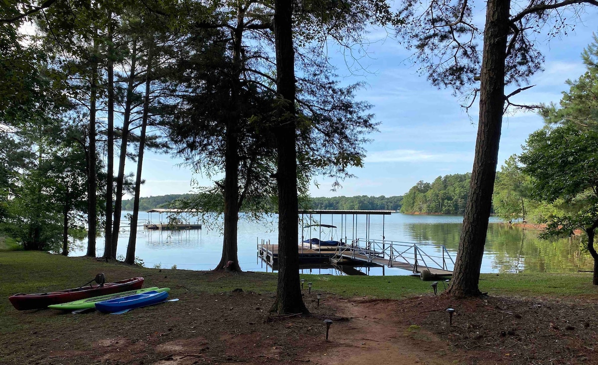 克莱姆森附近的Lake Hartwell House小木屋深水域