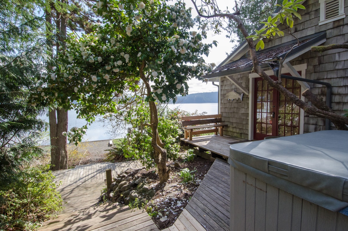 Hood Canal Beach Cabin ，配备热水浴缸和桑拿房