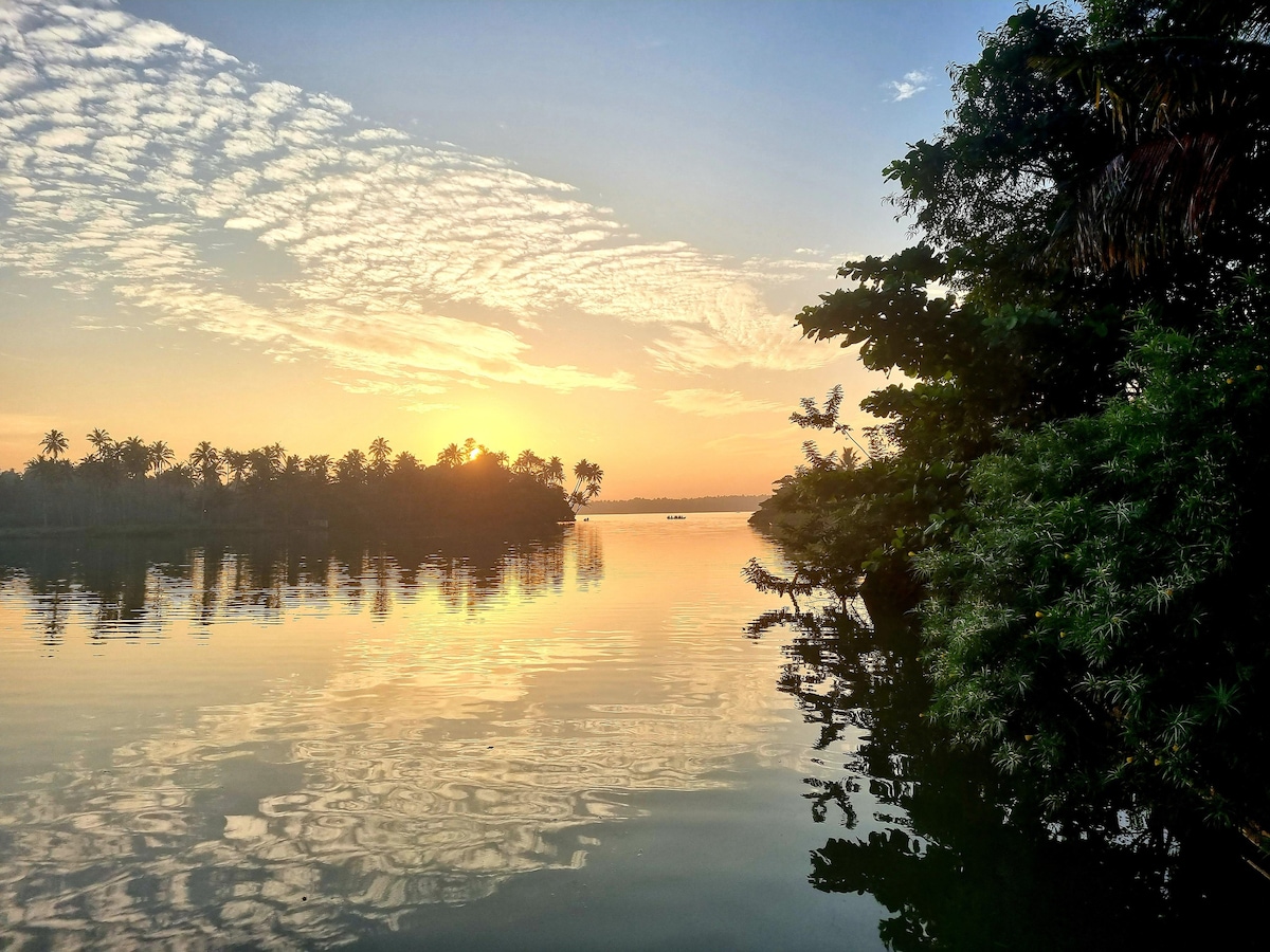 Deluxe bungalow with waterfront view and breakfast