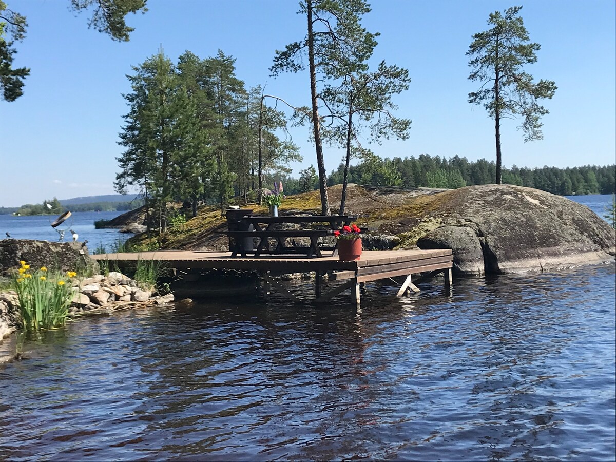 Mökki järven rannalla 25 km Kuopiosta.